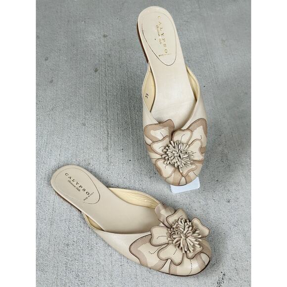 Calypso Rose by Christiane Celle Women’s 39/8.5-9 Ivory 3D Flower Leather Slides - Picture 1 of 7